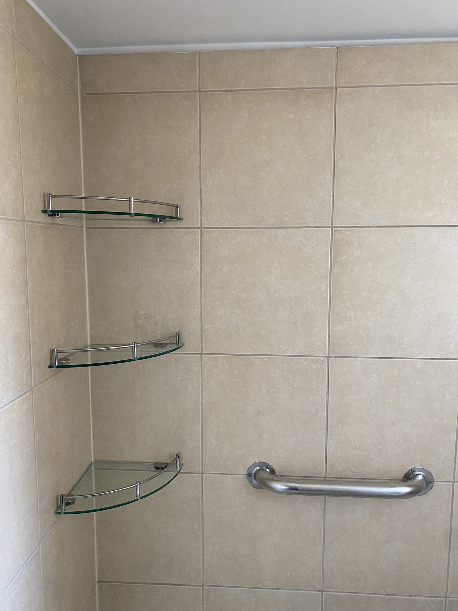alt=Armado de muebles de cocina y almacenamiento a domicilio en Santiago, instalación precisa de módulos, alacenas y organizadores comprados en IKEA, Sodimac, Easy y tiendas similares