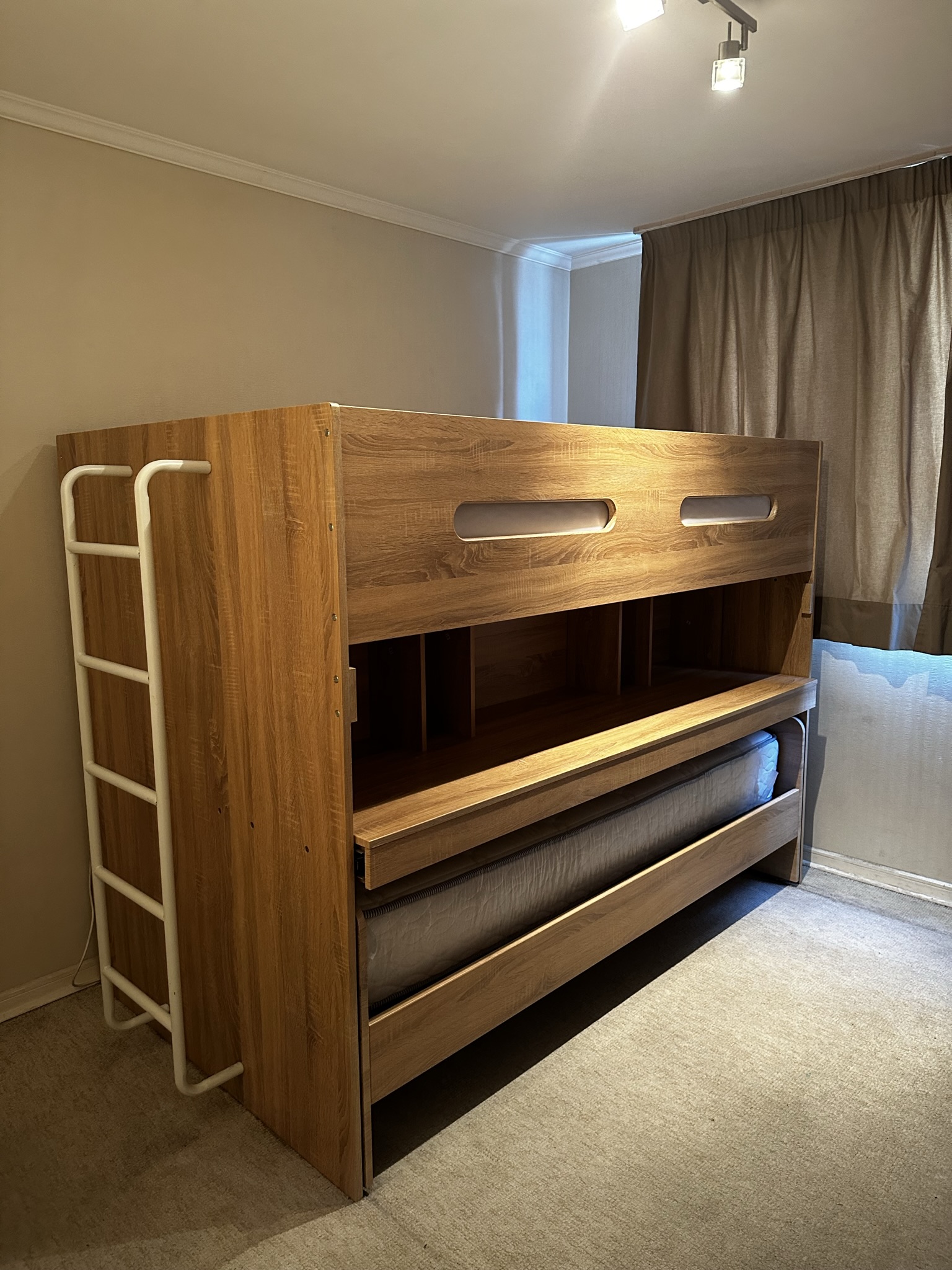 alt=Armado de muebles de dormitorio y living a domicilio en Santiago, montaje de camas, cómodas, veladores, racks TV y closets de IKEA, Sodimac, Easy, Falabella, Ripley, Paris y tiendas de decoración