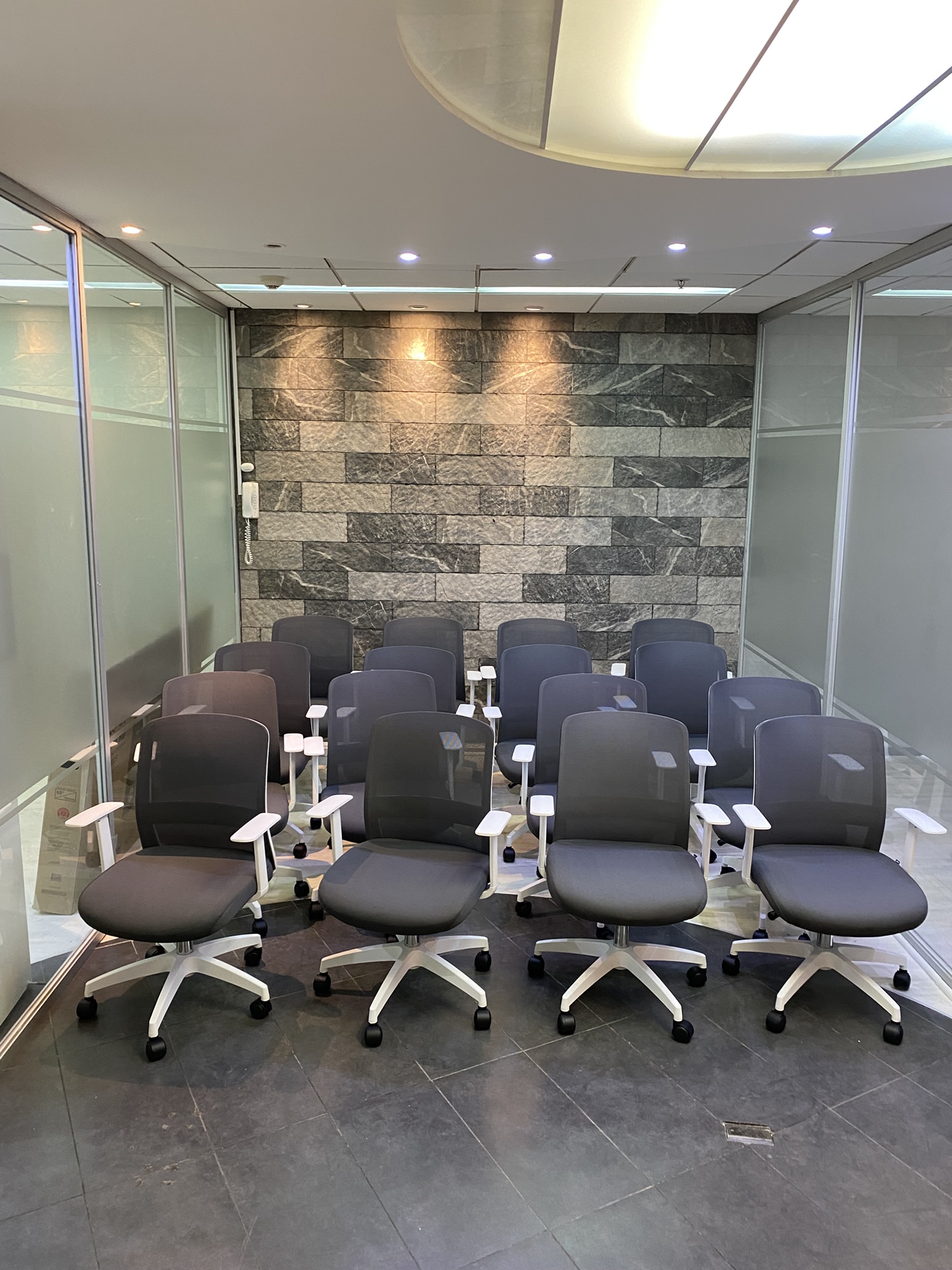 alt=Servicio de armado de muebles urgentes el mismo día en Santiago, instalación rápida de escritorios, sillas gamer, estanterías y muebles modulares para teletrabajo y oficinas