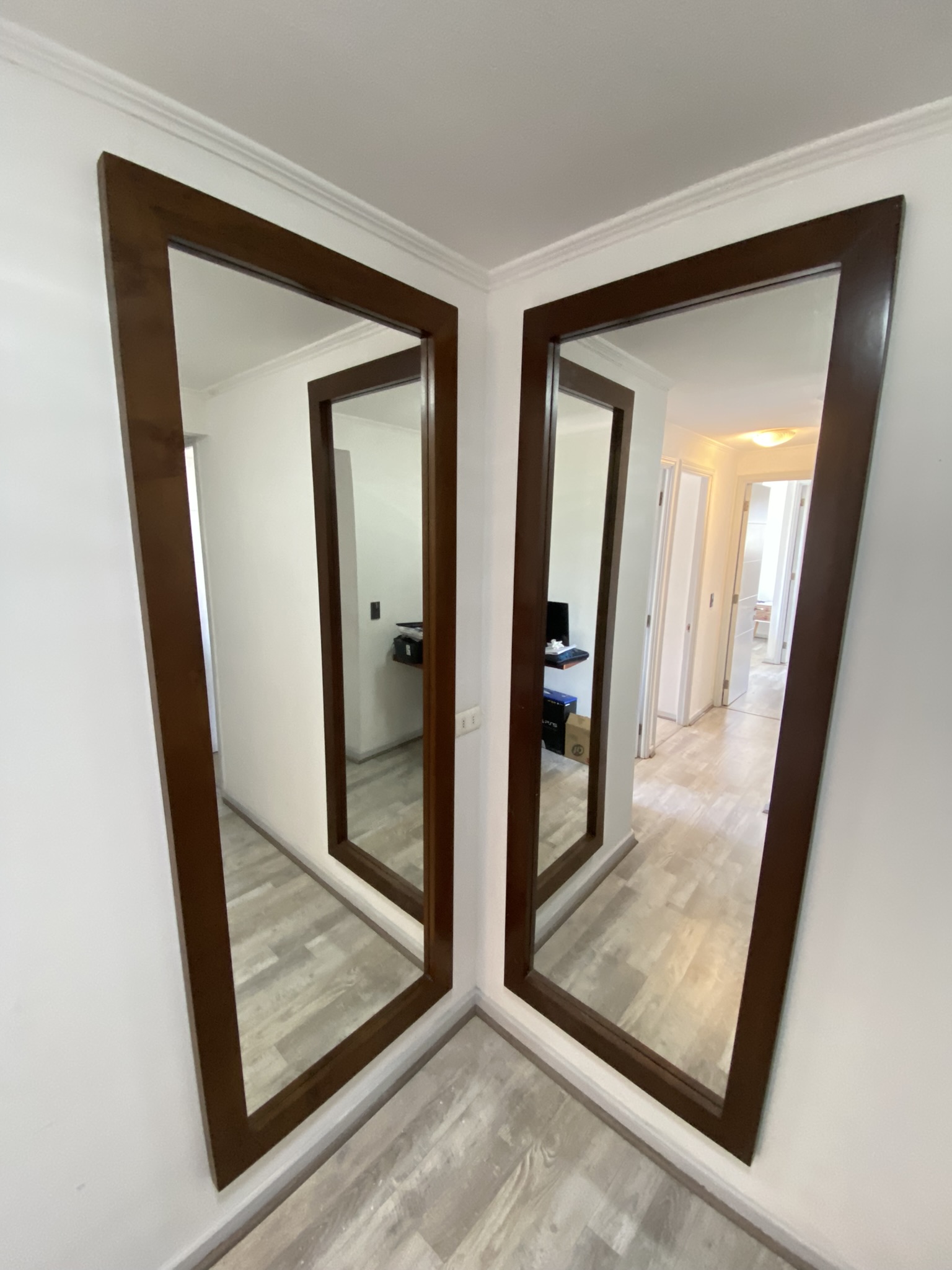 alt=Servicio integral de armado de muebles a domicilio para hogares y empresas en Santiago, instalación segura, nivelación y ajuste perfecto para evitar errores de armado