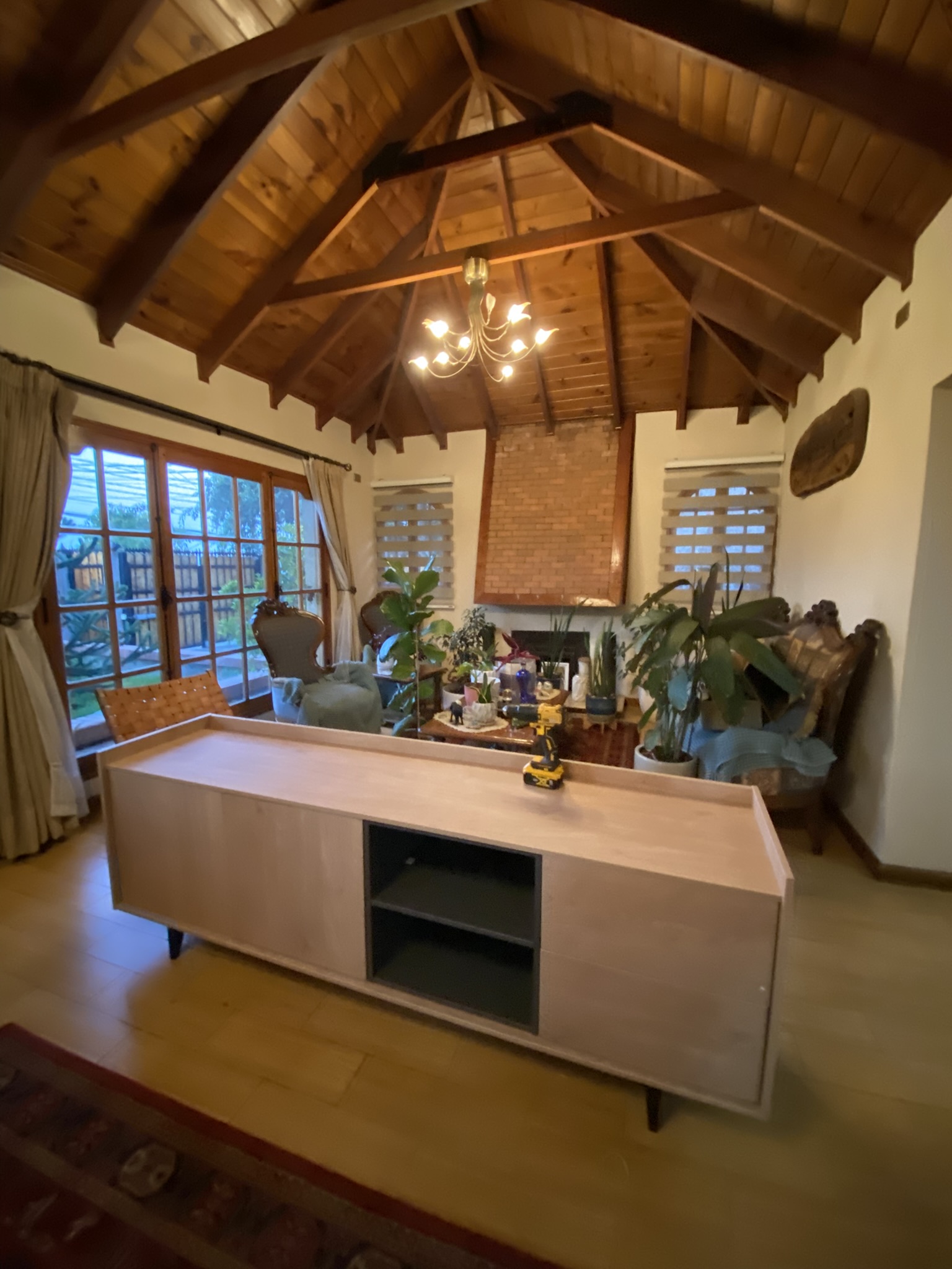 alt=Técnico experto armando muebles importados y compras online en Santiago, montaje seguro de muebles adquiridos en Marketplace, Mercado Libre, tiendas locales y carpinterías