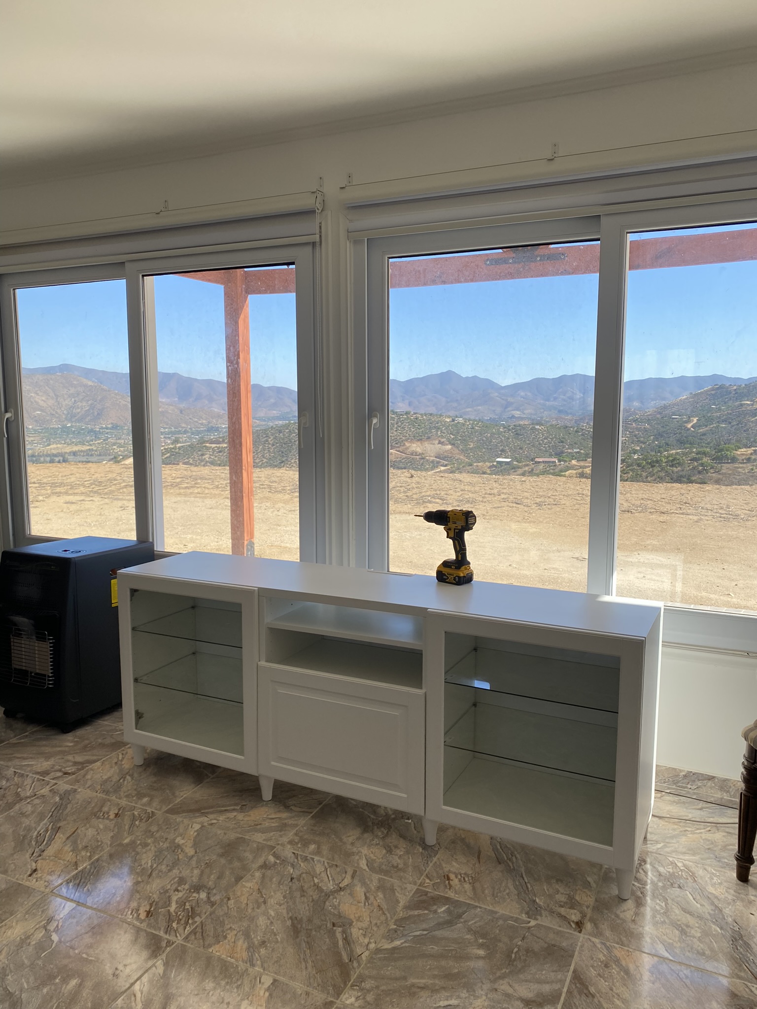 alt=Maestro especialista en armado de muebles complejos a domicilio en Santiago, montaje profesional de muebles de hogar y oficina de grandes tiendas y pymes, trabajo seguro, herramientas profesionales y experiencia comprobada