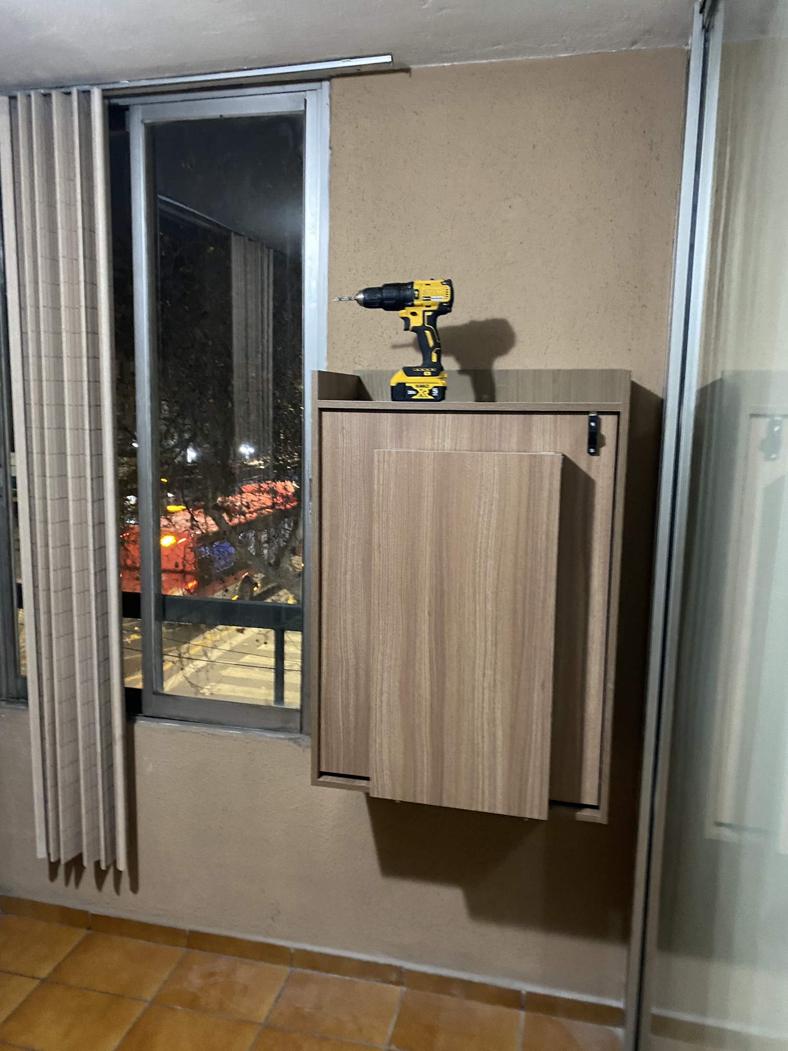 alt=Servicio confiable para armar muebles comprados en grandes tiendas y pymes en Santiago, instalación profesional adaptada al espacio del cliente